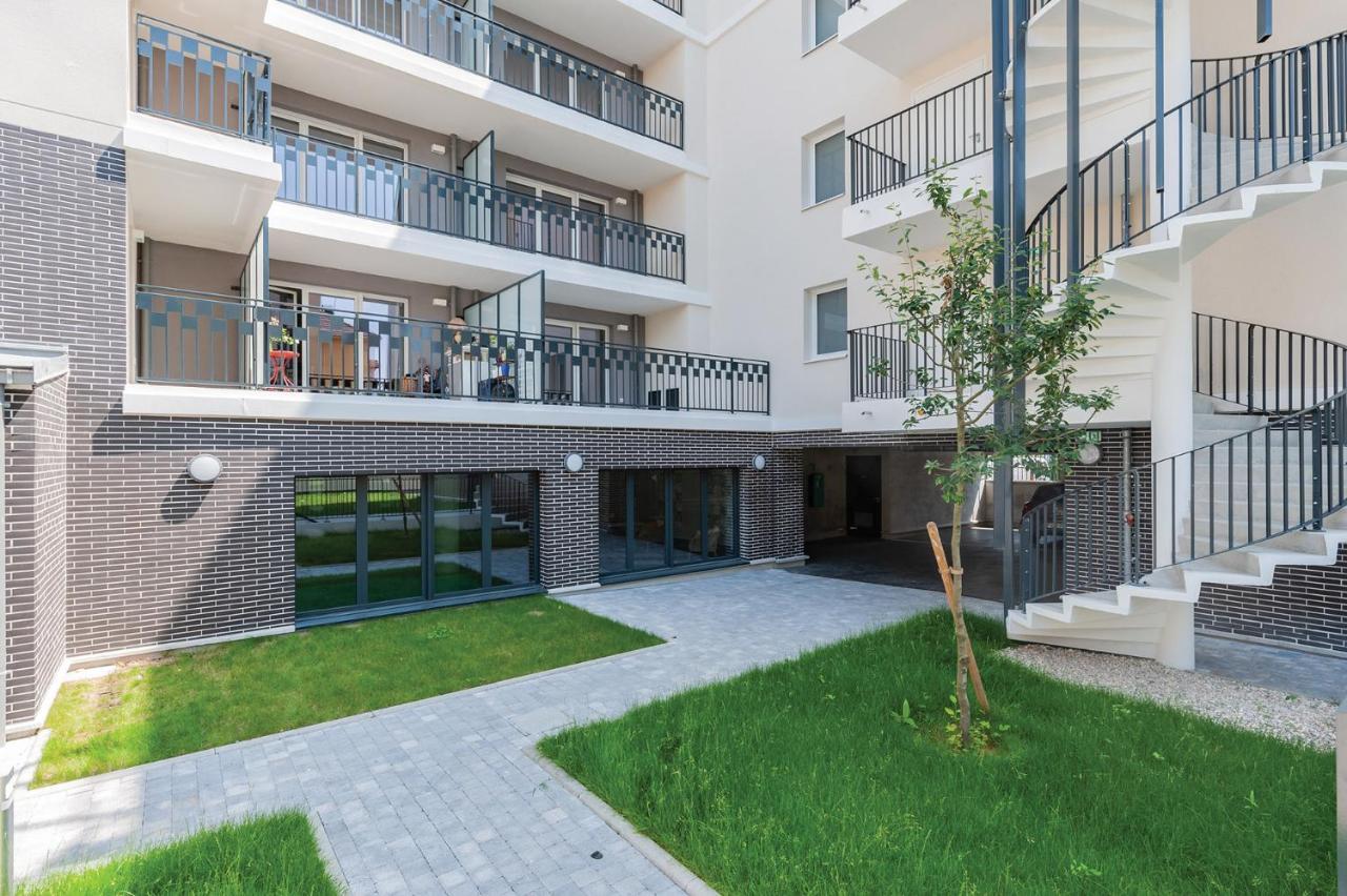 Ovelia Poissy - Les Romantiques Exterior photo